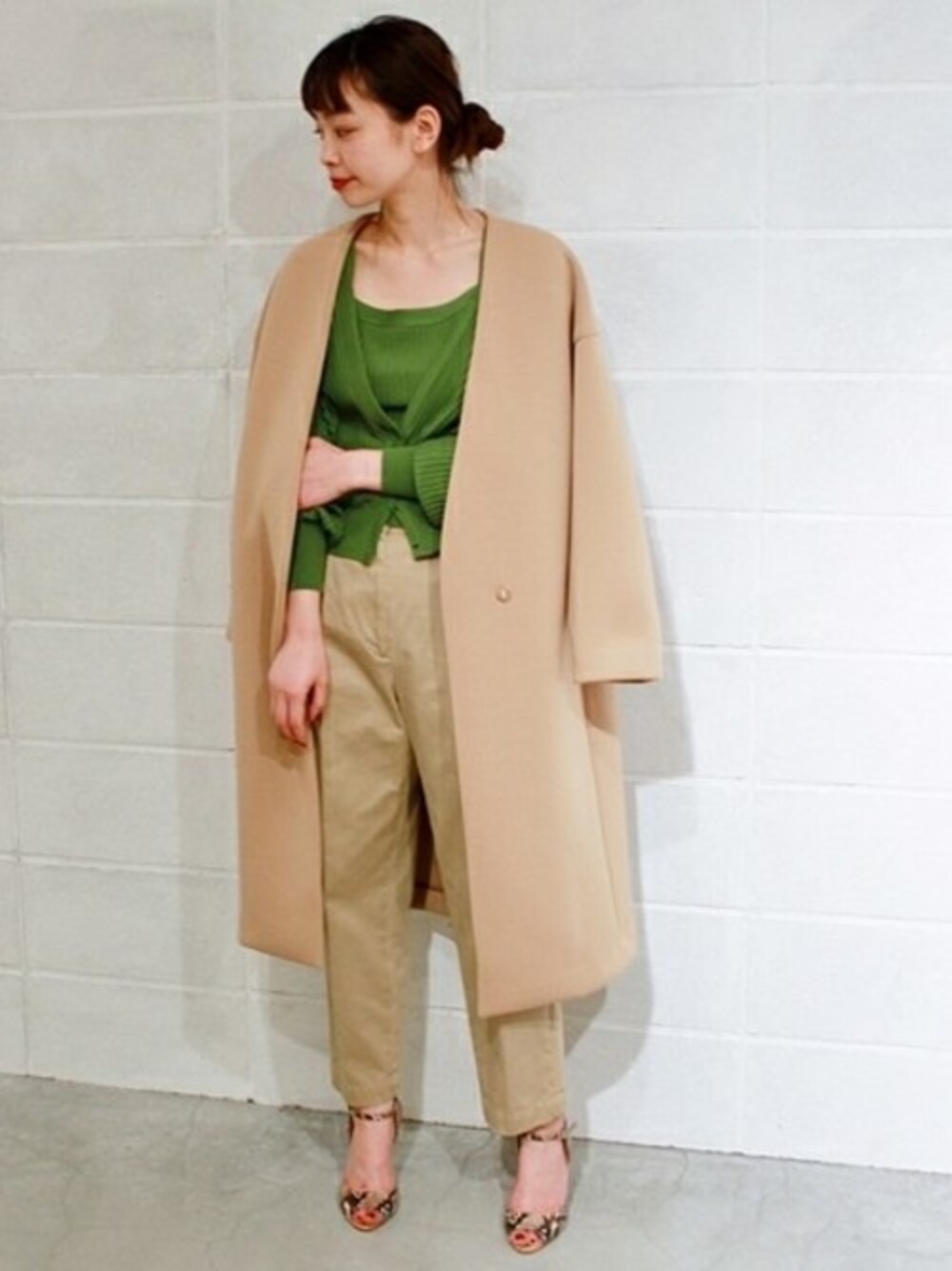 ブラウン系のその他アウター、ベージュ系のその他パンツ、グリーン系のニット/セーターを着用したレディースの冬コーディネートの1枚目の写真