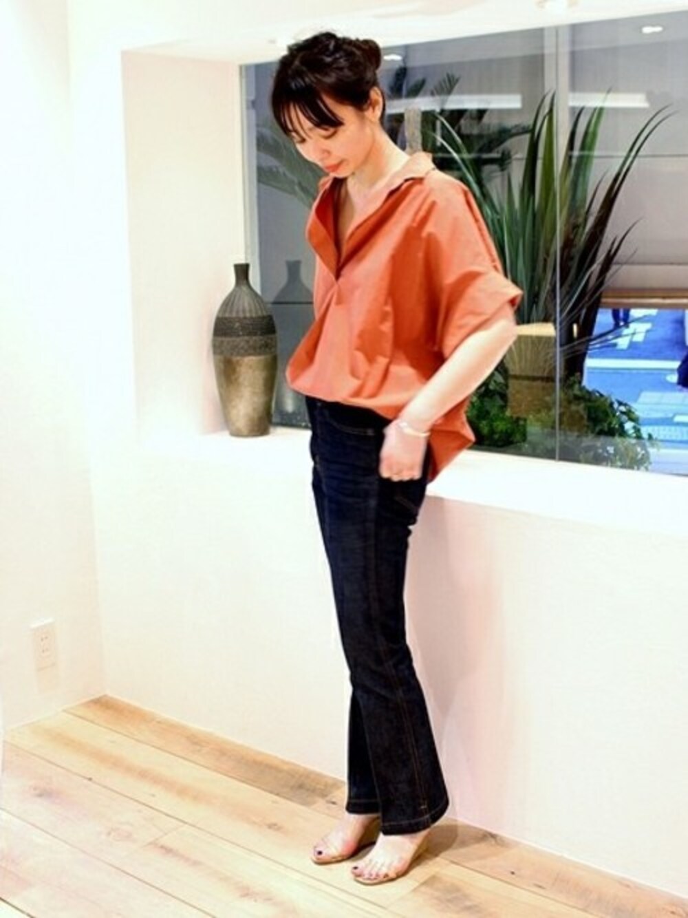 ブラウン系のシャツ/ブラウスを着用したレディースの夏コーディネートの1枚目の写真