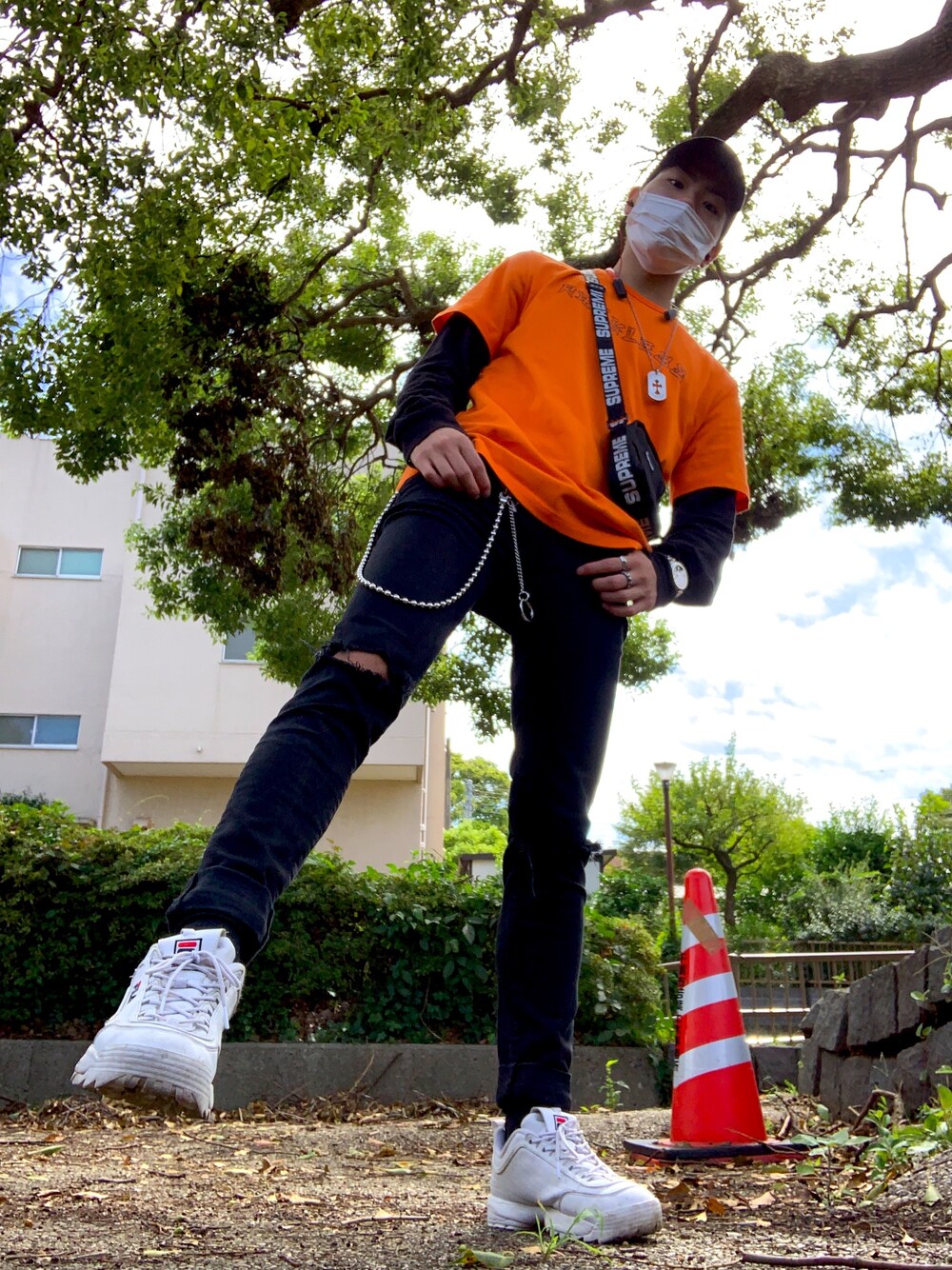 「シンプル、カジュアル、黒スキニー、GU、韓国ファッション、いいね、save、フォローお願いします🤑、夏の終わり、FILA、ウォレットチェーン、キャップ」｜「FILAのFILA ダッドスニーカー DISRUPTOR 2 / ディスラプター2（スニーカー、ホワイト系）」を使った、RIKUさん（メンズ・171cm）の秋コーディネートの1枚目の写真