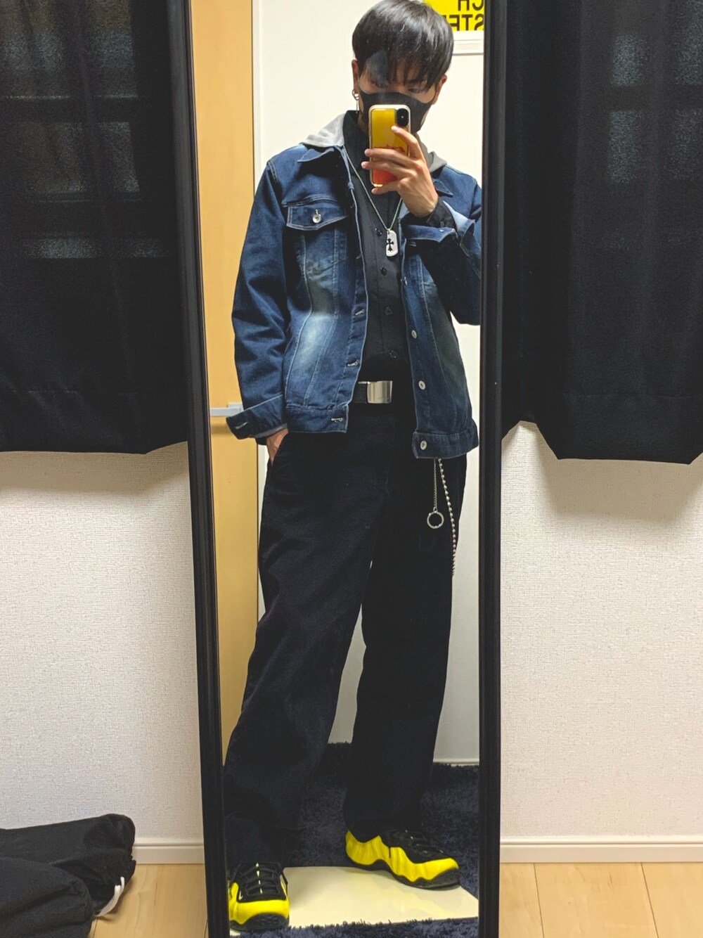 「スニーカー、大人コーデ、きれいめカジュアル、おしゃれさんと繋がりたい、古着MIX、ビッグシルエット、NIKE、黒、ストリート、デニムジャケット」｜「NIKEのアイテム（スニーカー、イエロー系）」を使った、RIKUさん（メンズ・171cm）の春コーディネートの1枚目の写真