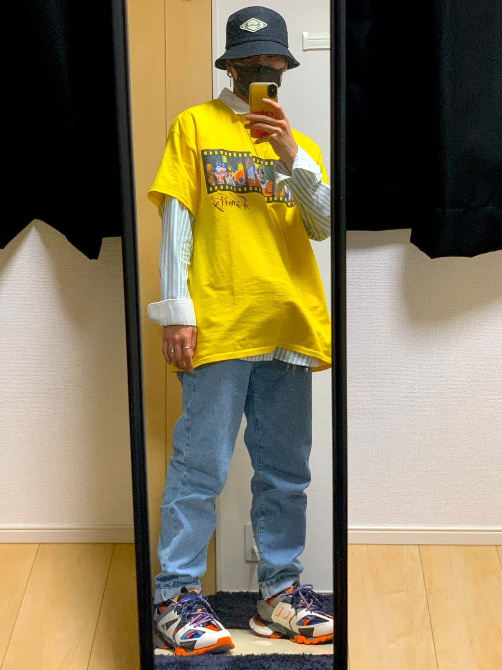 「お洒落さんとつながりたい、カジュアル、春夏コーデ、スニーカーコーデ、バケットハット、BALENCIAGA、ジーンズ、韓国ファッション、レイヤードスタイル、シャツスタイル」｜「Calvin Kleinのアイテム（デニムパンツ、ブルー系）」を使った、RIKUさん（メンズ・171cm）の夏コーディネートの1枚目の写真