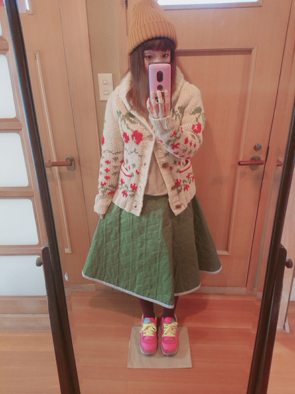 「POU DOU DOUのアクリルリブ編みニットワッチ（ニットキャップ/ビーニー、イエロー系）」を使った、ユーリさん（レディース・152cm）の冬コーディネートの1枚目の写真