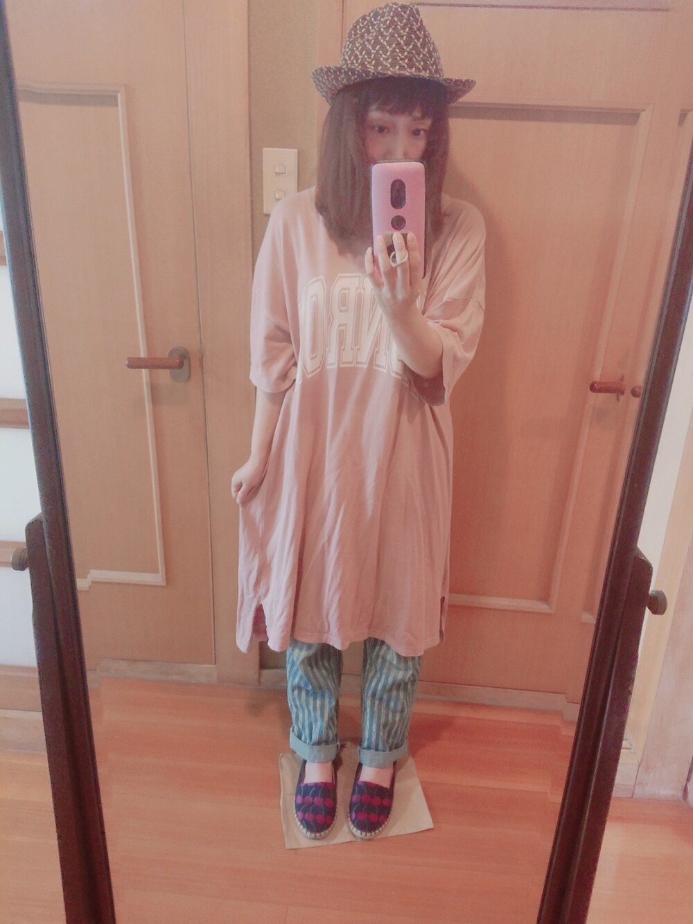 「niko and...のピグメントロゴチュニックTシャツ【niko and ...】（チュニック、ピンク系）」を使った、ユーリさん（レディース・152cm）の秋コーディネートの1枚目の写真