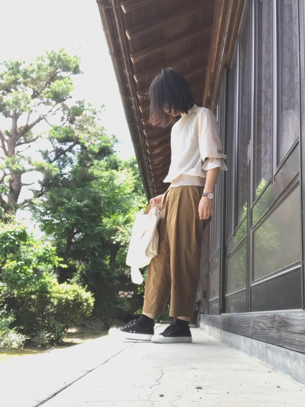 ホワイト系のショルダーバッグ、ベージュ系のシャツ/ブラウス、イエロー系のその他パンツを着用したレディースの夏コーディネートの1枚目の写真