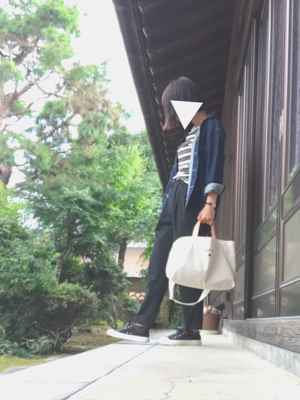 ブルー系のデニムジャケット、ブラック系のその他パンツ、ブラック系のスニーカーを着用したレディースの秋コーディネートの1枚目の写真