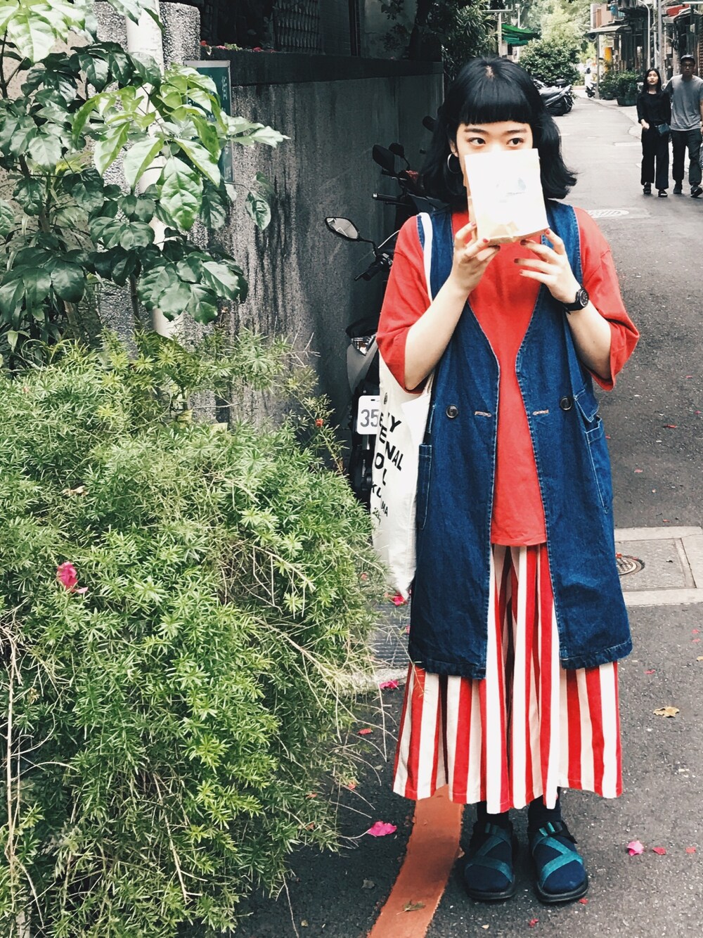 「ootd、2017AW、red」｜「E-WEARのアイテム（デニムジャケット、ブルー系）」を使った、王佑萱さん（レディース・157cm）の秋コーディネートの1枚目の写真