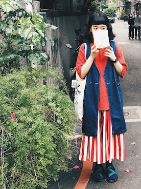 「red」｜「アイテム（デニムジャケット）」を使った、王佑萱さん（レディース・157cm）の秋コーディネート