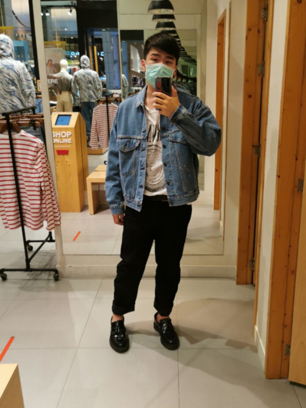 「dr​martens​、NIRVANA、Levi's、UNIQLO、VINTAGE」｜「UNIQLOのアイテム（デニムパンツ、ブラック系）」を使った、ratthawatさん（メンズ・176cm）の秋コーディネートの1枚目の写真