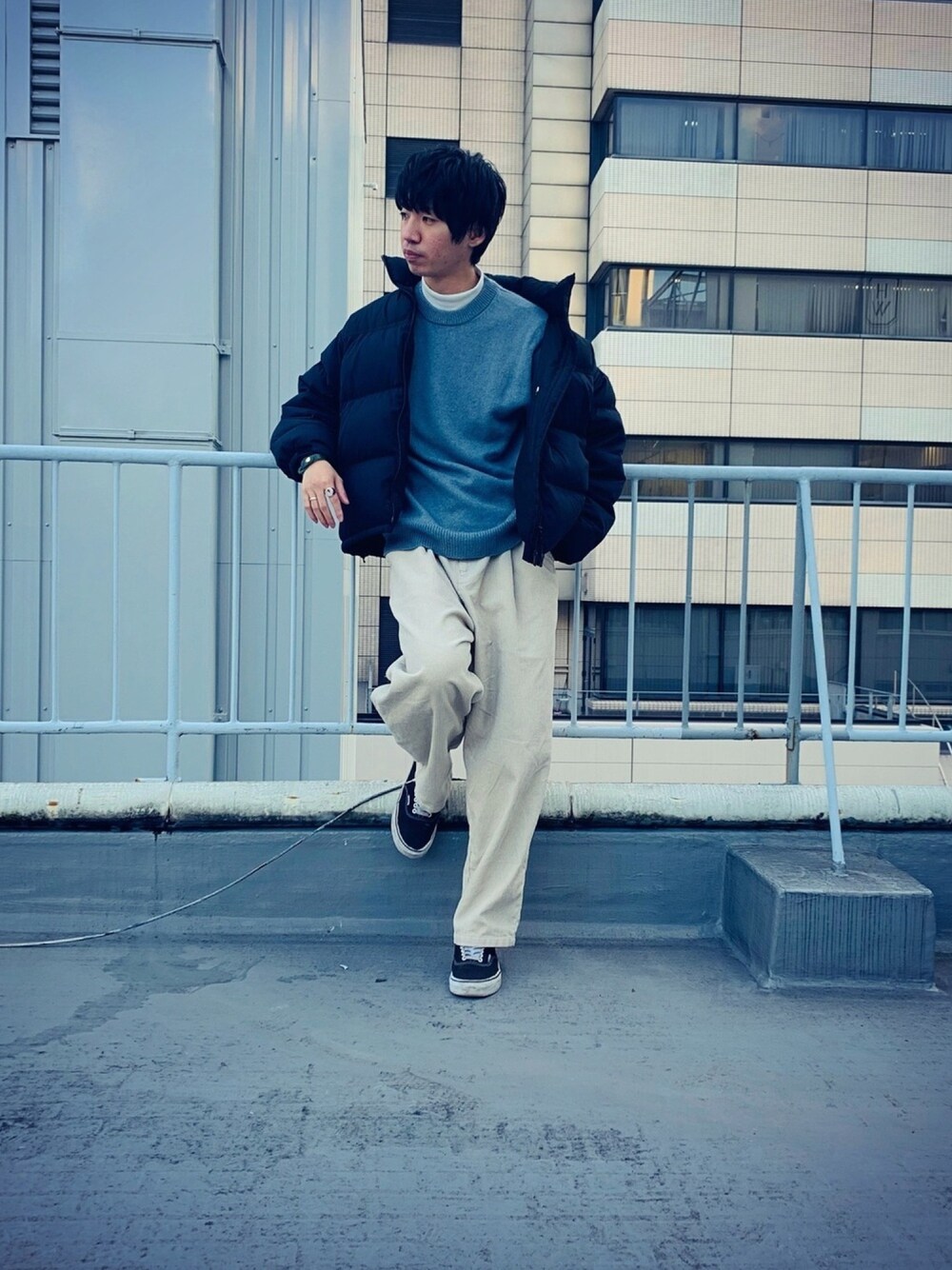 「ダウンジャケット、サックスブルー、コーデュロイ、冬コーデ、journal standard、プチプラ」｜「JOURNAL STANDARDの【VERTIGO DESIGNS】STAND DOWN / スタンドダウン（ダウンジャケット/コート、ブラック系）」を使った、pirotakdさん（メンズ・171cm）の冬コーディネートの1枚目の写真