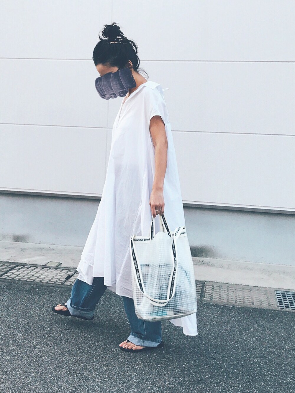 「シャツワンピ、ビーチサンダル、ワンピース×デニム、おだんごヘアー、夏、オトナカジュアル」｜「JOURNAL STANDARDのカラーロンストN/S Aラインワンピース◆（シャツワンピース、ホワイト系）」を使った、めそさん（レディース・157cm）の夏コーディネートの1枚目の写真