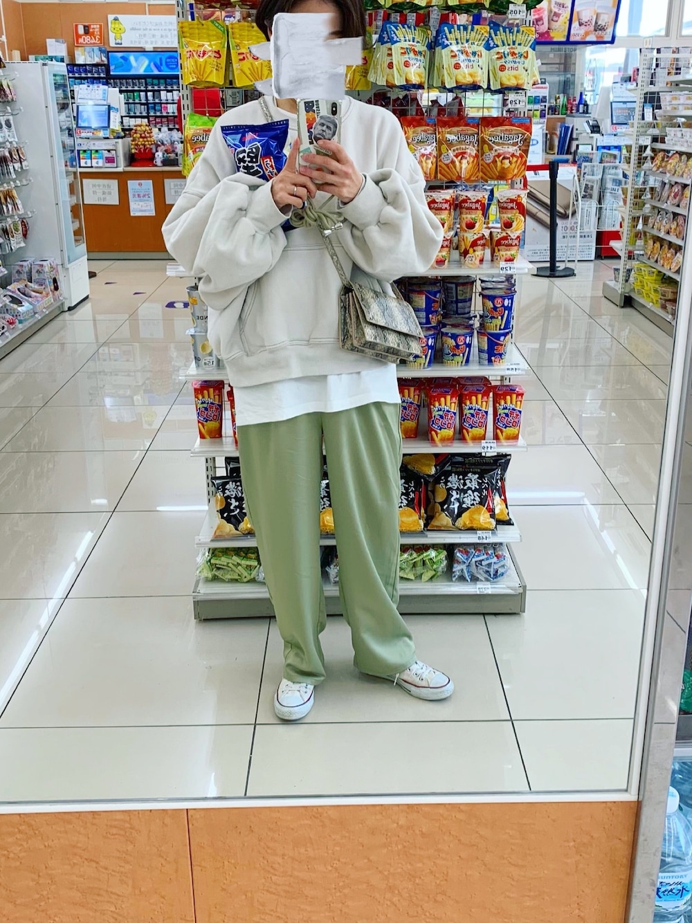 「サテンパンツ、サテンイージーパンツ、ボリューム袖、スウェット、レイヤードスタイル、グリーン」｜「DHOLICの裏起毛マフポケットスウェット（スウェット、ホワイト系）」を使った、めそさん（レディース・158cm）の冬コーディネートの1枚目の写真