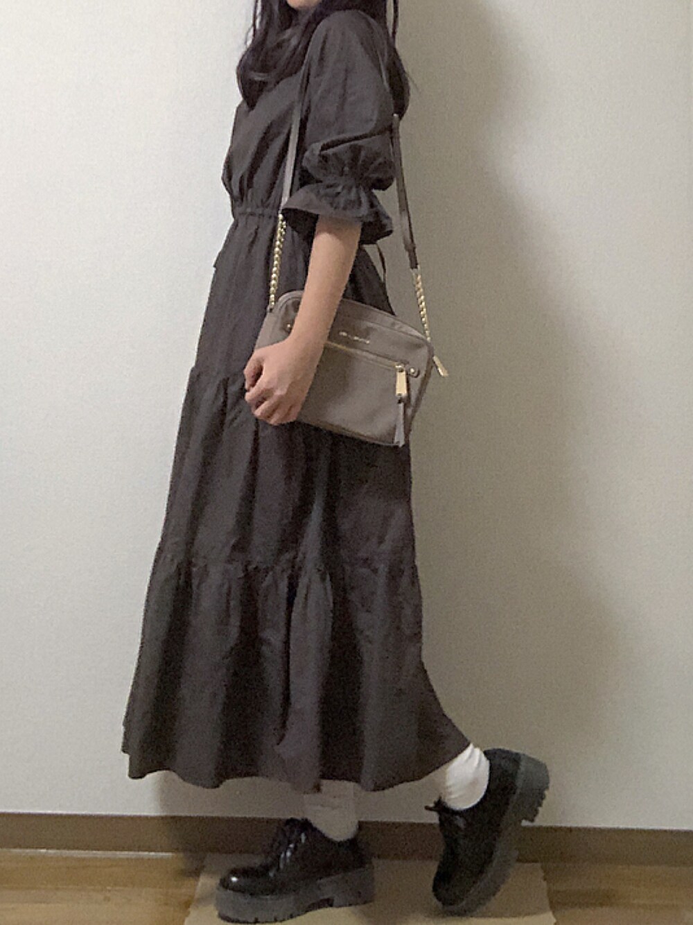 「ブラウンコーデ、秋コーデ、ワンピース、レースアップシューズ」｜「one after another NICE CLAUPのカシュクールティアードロングワンピース（ワンピース、ブラウン系）」を使った、hannaさん（レディース・154cm）の秋コーディネートの1枚目の写真