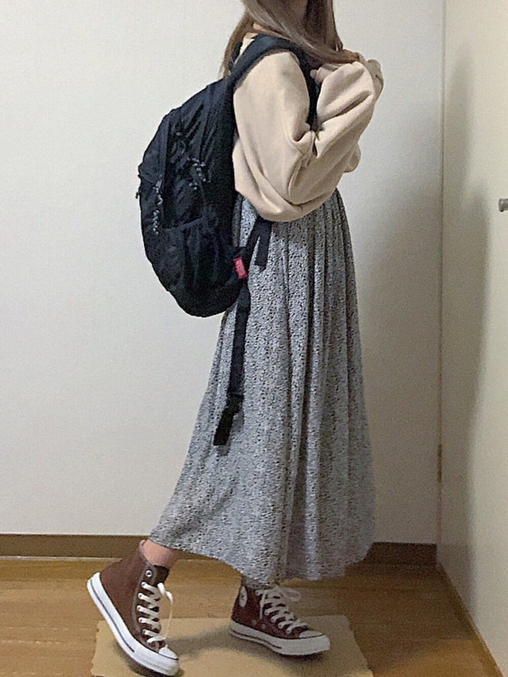 「冬コーデ、シンプルコーデ、カジュアルコーデ、ゆるコーデ、ベージュ、脱色コンバース」｜「classicalelfのボリューム袖×旬シルエット！着心地で選ぶ裏起毛ビッグシルエットトレーナー(スウェット)（スウェット、ベージュ系）」を使った、hannaさん（レディース・154cm）の冬コーディネートの1枚目の写真