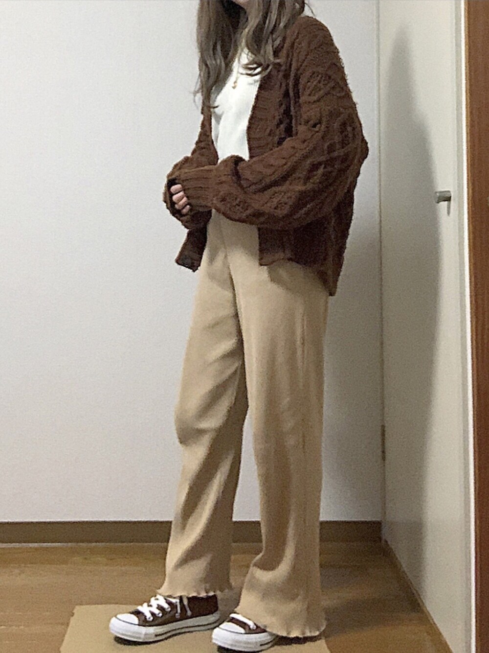 「カジュアル、今日のコーデ、ラフ、ゆるコーデ、低身長コーデ、スニーカー、パンツスタイル、冬コーデ、リブニット、脱色コンバース」｜「E hyphen world galleryの・リブメローフリルニットプルオーバー（ニット/セーター、ホワイト系）」を使った、hannaさん（レディース・154cm）の冬コーディネートの1枚目の写真