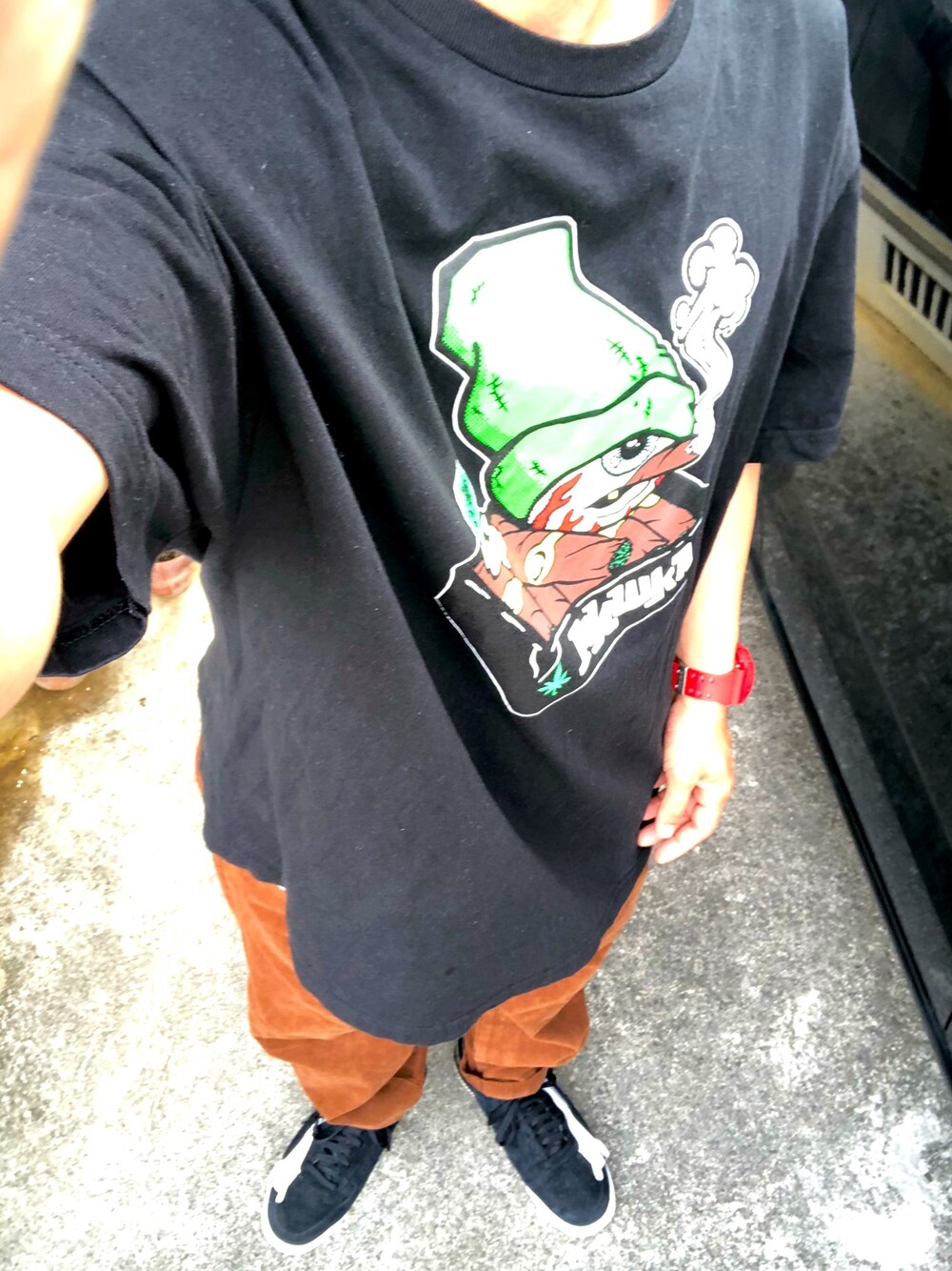 「MISHKAのアイテム（Tシャツ/カットソー、ブラック系）」を使った、tarkyotyeeさん（メンズ・173cm）の秋コーディネートの1枚目の写真