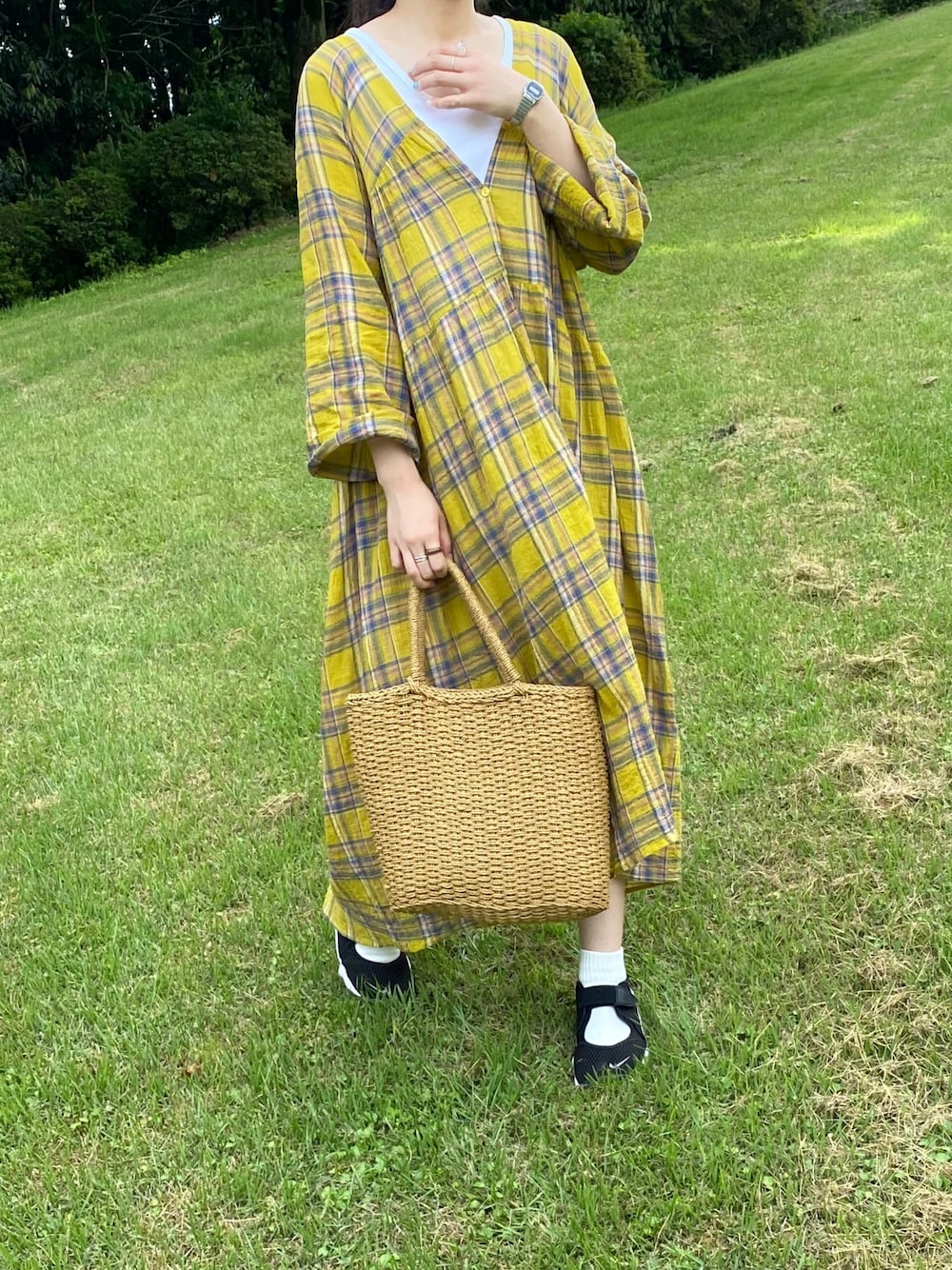 「春夏コーデ、リラックススタイル、大人コーデ、シンプルコーデ、チェックワンピース、ワンピース、大人カジュアル、エアリフト、かごバッグ、KBF」｜「KBFのマルチウェイチェックワンピース（ワンピース、イエロー系）」を使った、mameさん（レディース・159cm）の夏コーディネートの1枚目の写真