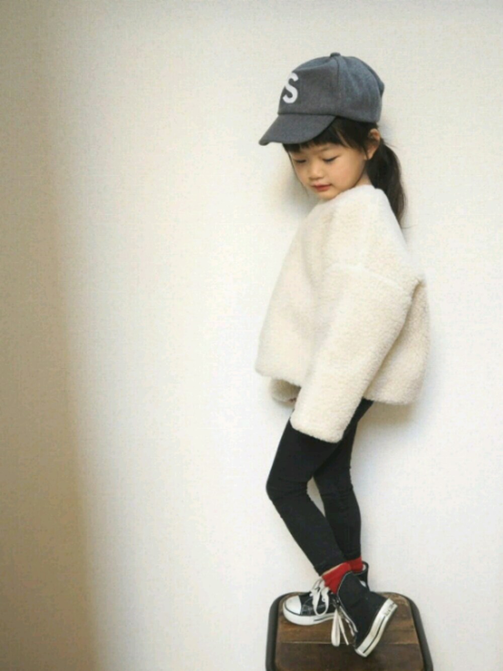「ボア、シンプルコーデ、カジュアル、おんなのこコーデ、kids、キッズコーデ」｜「CONVERSEのCHILD ALL STAR N Z HI/チャイルド　オールスター　N　Z　HI（スニーカー、ブラック系）」を使った、cocomaru.さん（キッズ・100cm）の秋コーディネートの1枚目の写真