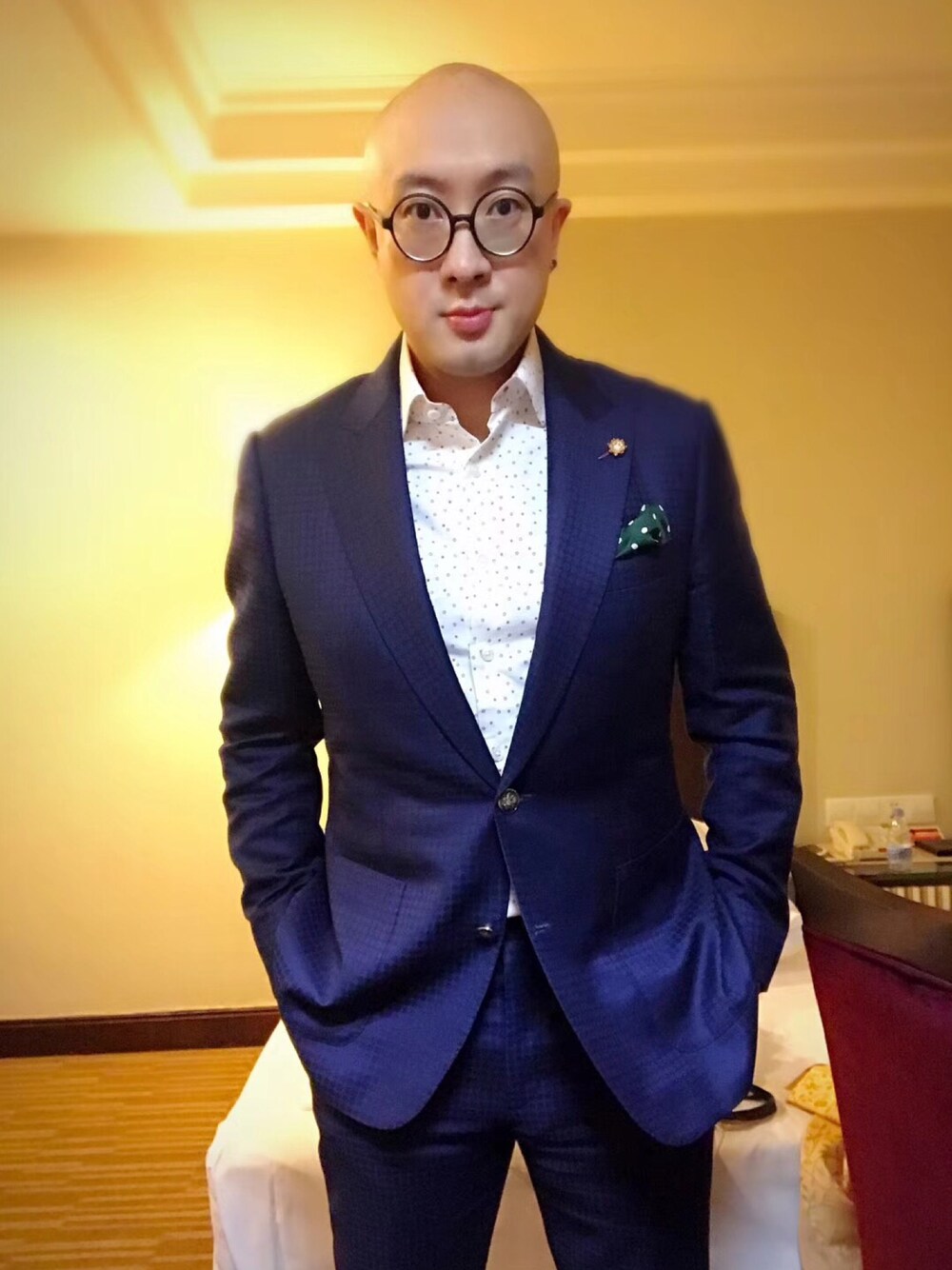 「Scabalのアイテム（スーツジャケット、ブルー系）」を使った、裕隆興高級定製さん（メンズ・175cm）の冬コーディネートの1枚目の写真