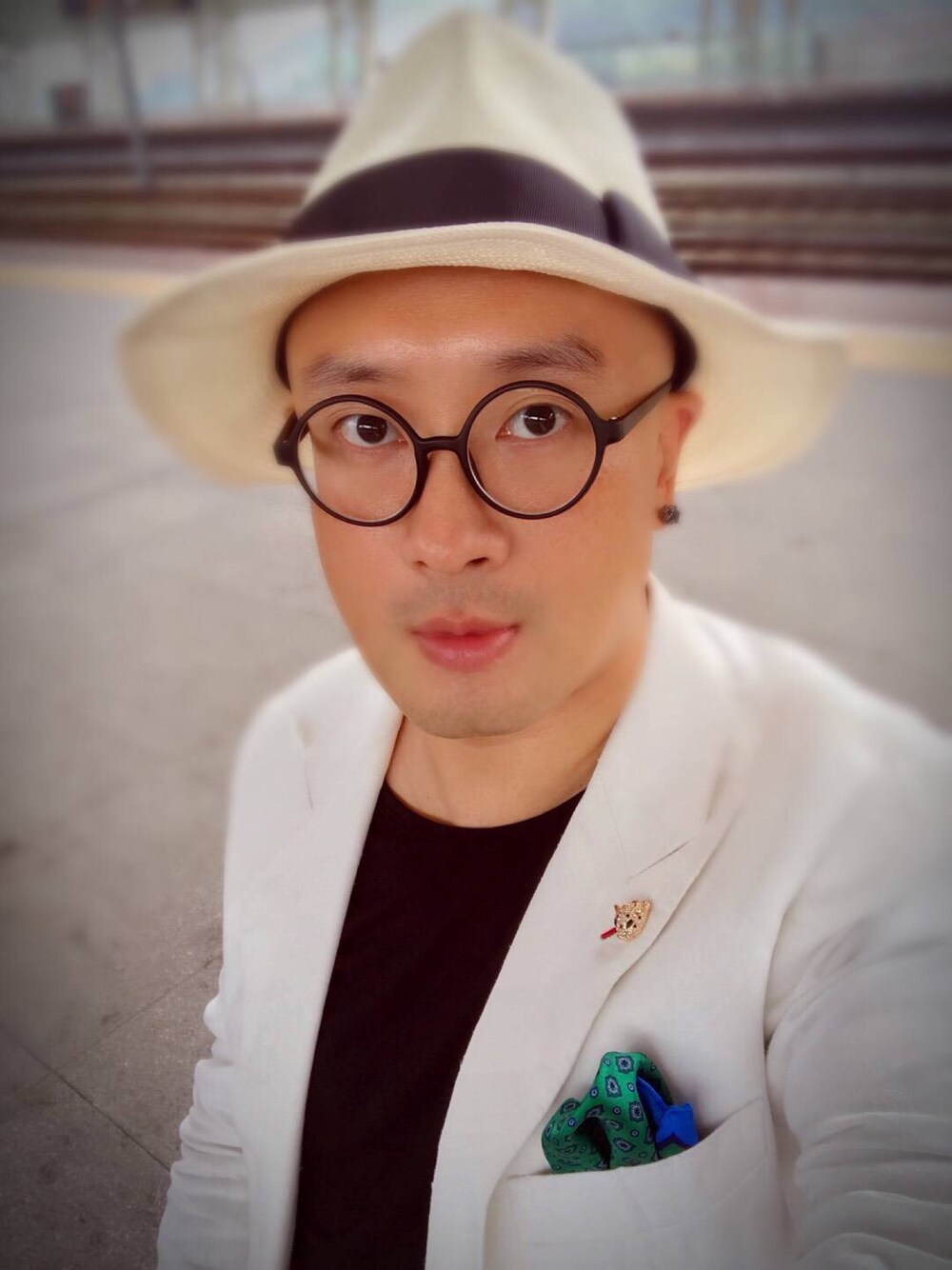 「裕隆興高級定制のアイテム（スーツジャケット、ホワイト系）」を使った、裕隆興高級定製さん（メンズ・175cm）の冬コーディネートの1枚目の写真