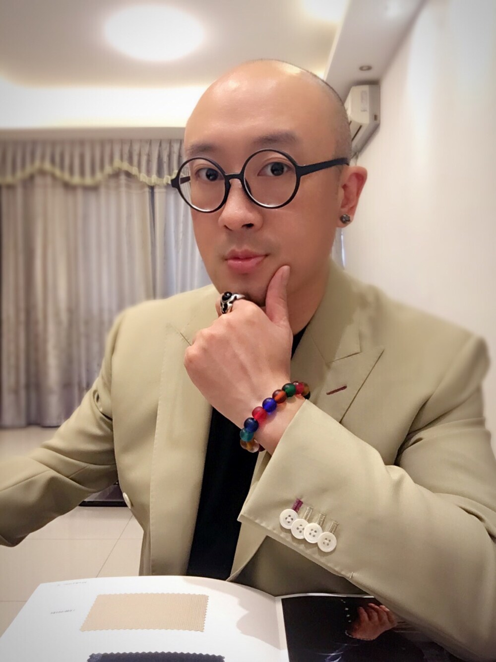 「裕隆興高級定制のアイテム（スーツジャケット、ベージュ系）」を使った、裕隆興高級定製さん（メンズ・175cm）の冬コーディネートの1枚目の写真