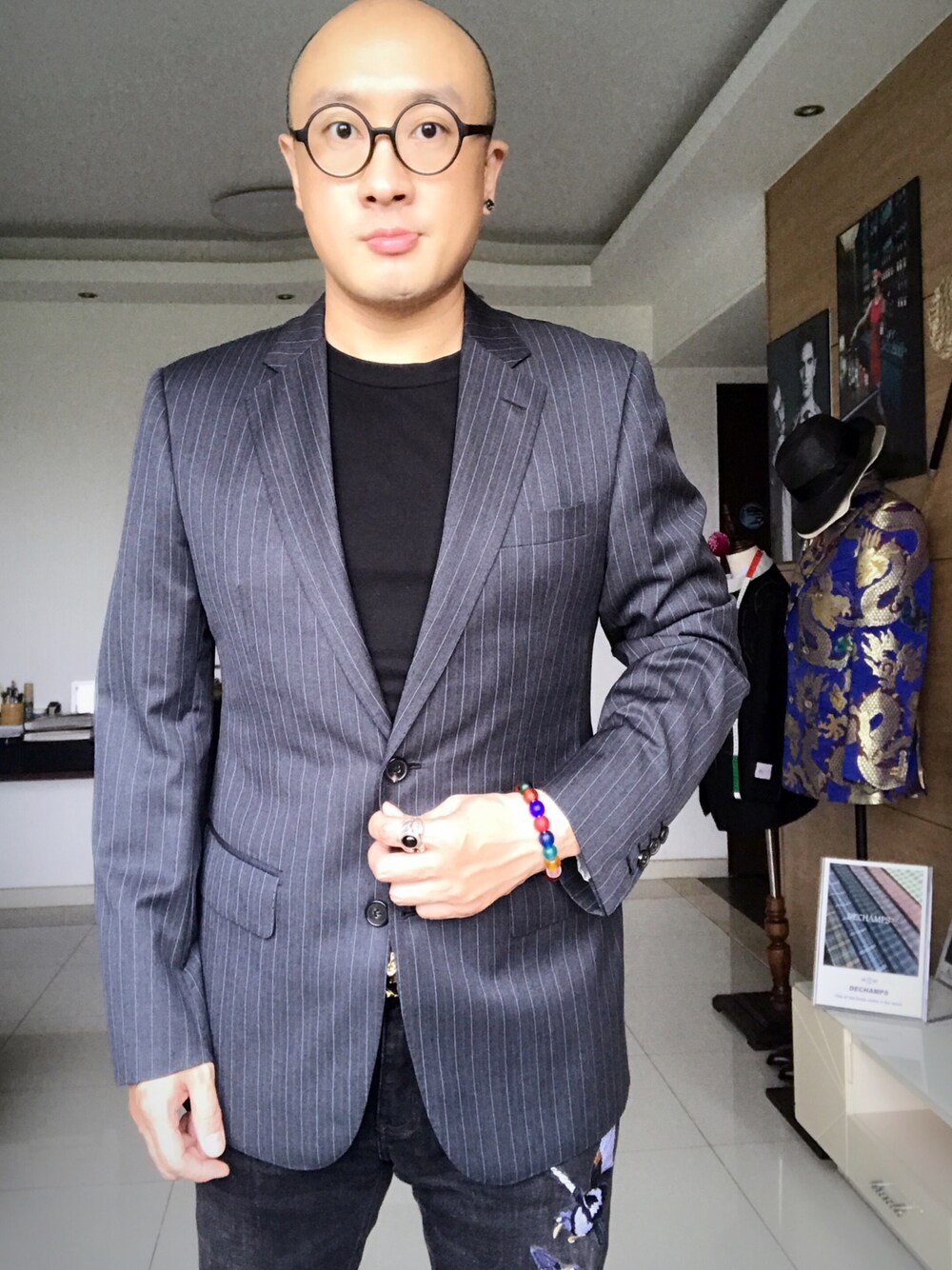 「裕隆興高級定制のアイテム（スーツジャケット、グレー系）」を使った、裕隆興高級定製さん（メンズ・175cm）の冬コーディネートの1枚目の写真