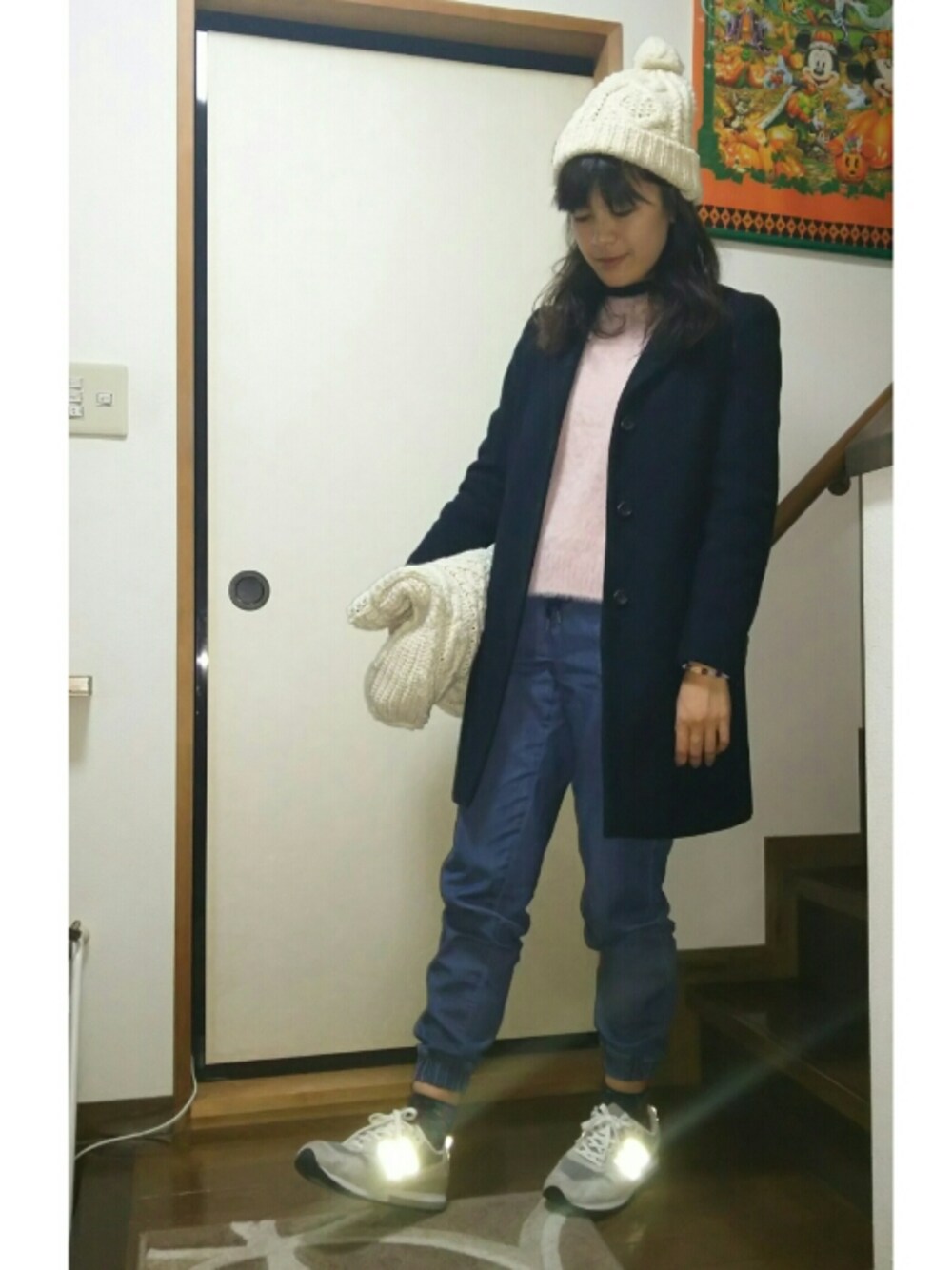 ブルー系のチェスターコート、ブルー系のその他パンツ、ピンク系のニット/セーターを着用したレディースの冬コーディネートの1枚目の写真