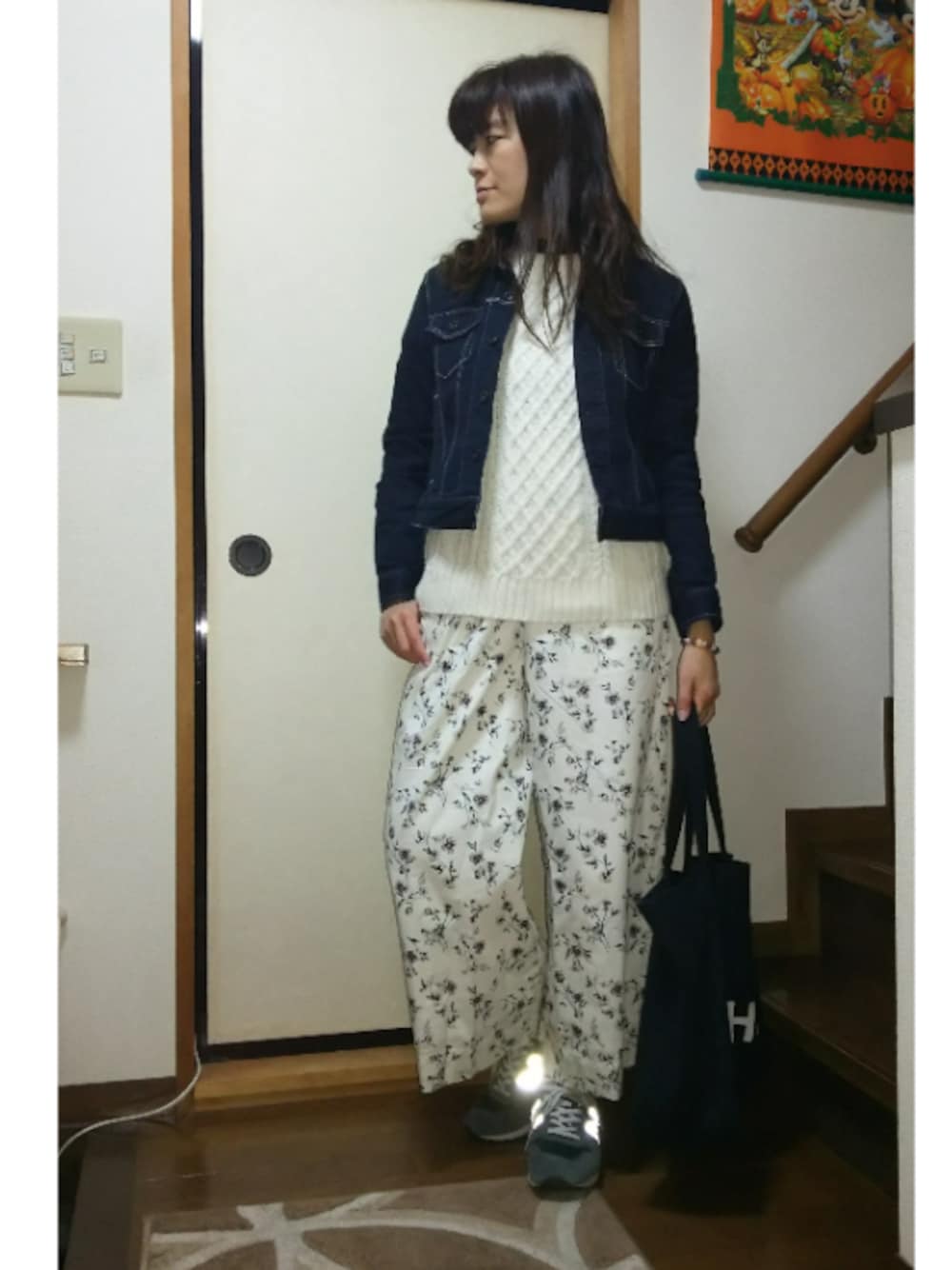 「ネイビー×ホワイト、デニムジャケット、白ニット、花柄パンツ、ワイドパンツ、ニューバランス、春コーデ、Doシンプル部、ニューバラビームより輝き隊、キレカジミックス楽しみ隊」｜「cepoのダンプワイドパンツ（その他パンツ、ホワイト系）」を使った、SHIHOさん（レディース・161cm）の冬コーディネートの1枚目の写真