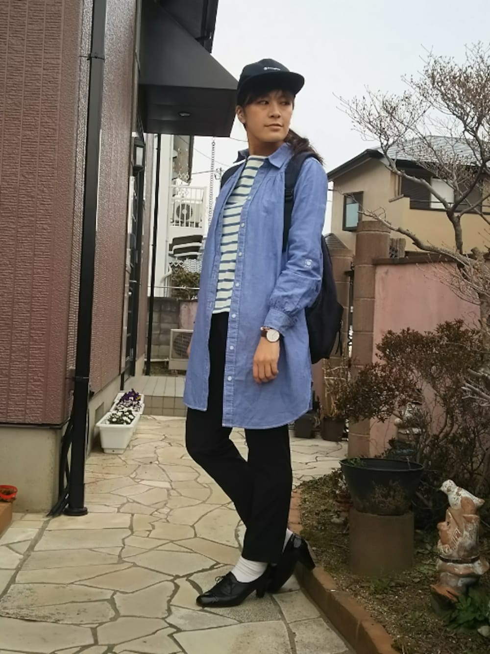 「シャツワンピ、テーパードパンツ、キャップ、白靴下、ドレスシューズ、真似っこコーデ、メンズライク、ボーダー、キレカジミックス楽しみ隊、ジェンダーレス部」｜「coenのアイテム（シャツワンピース、ブルー系）」を使った、SHIHOさん（レディース・161cm）の春コーディネートの1枚目の写真