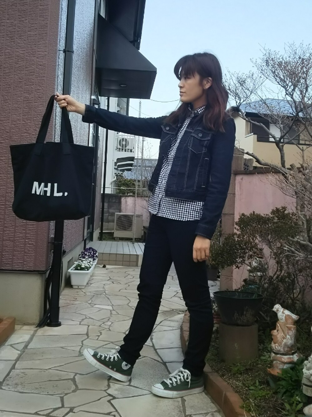 ブルー系のブルゾン、ブラック系のシャツ/ブラウス、ブルー系のデニムパンツを着用したレディースの春コーディネートの1枚目の写真
