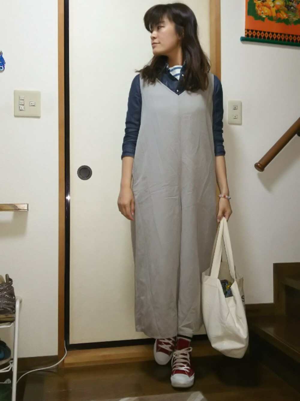 ブルー系のシャツ/ブラウス、その他のつなぎ/オールインワン、ブルー系のTシャツ/カットソーを着用したレディースの春コーディネートの1枚目の写真