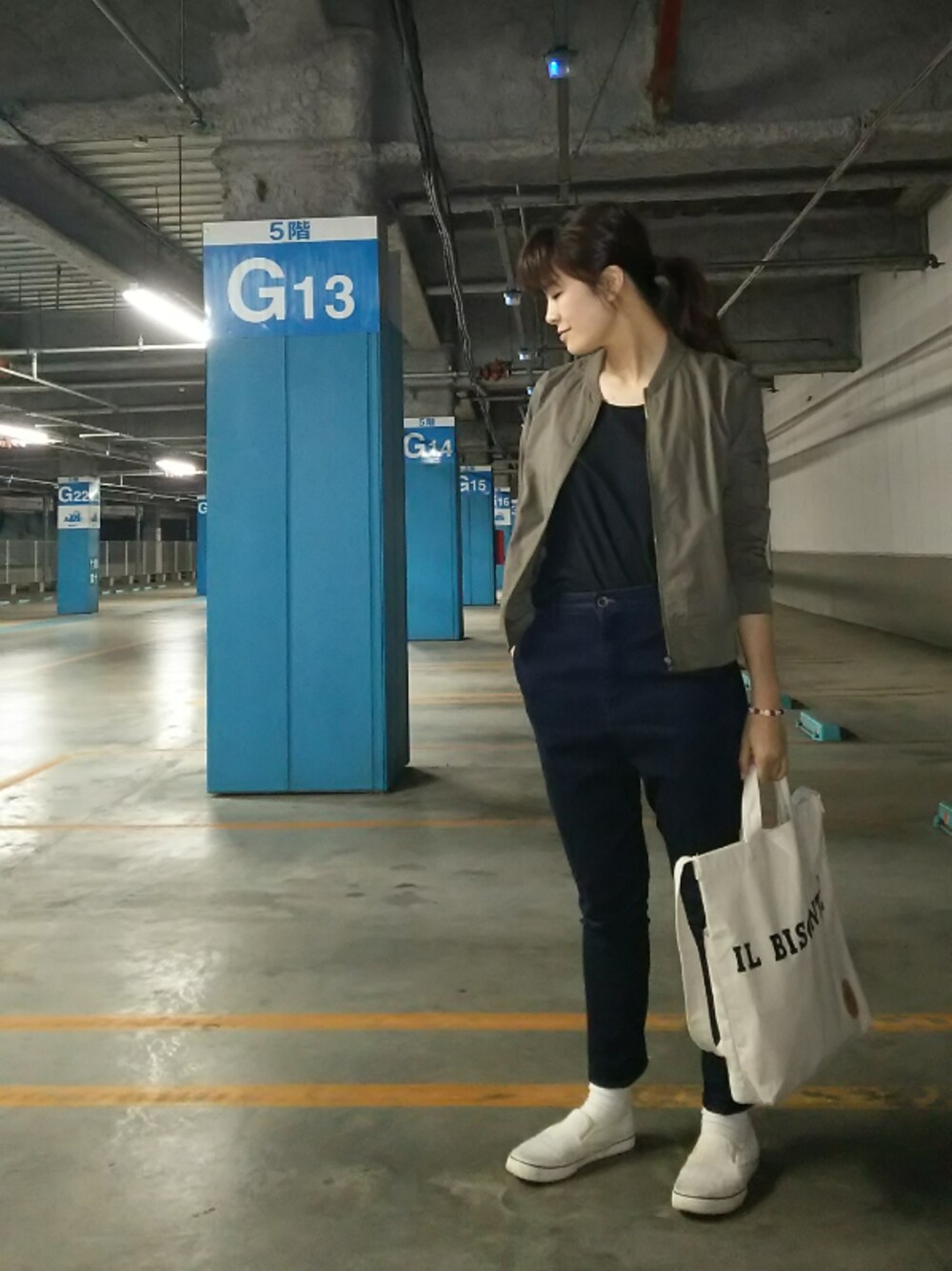 ブルー系のデニムパンツ、ホワイト系のスリッポン、ブラック系のTシャツ/カットソーを着用したレディースの春コーディネートの1枚目の写真