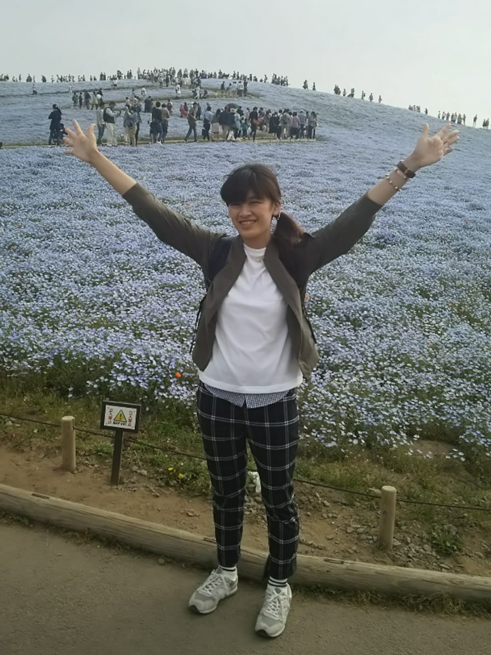 グレー系のスニーカー、ブルー系のその他パンツ、ブルー系のバックパック/リュックを着用したレディースの春コーディネートの1枚目の写真