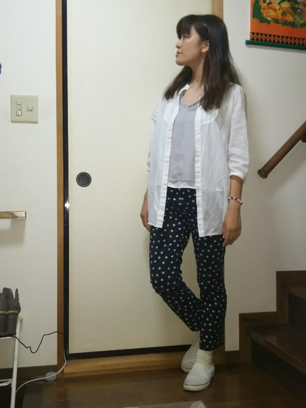グレー系のTシャツ/カットソー、ホワイト系のシャツ/ブラウス、ブルー系のその他パンツを着用したレディースの春コーディネートの1枚目の写真