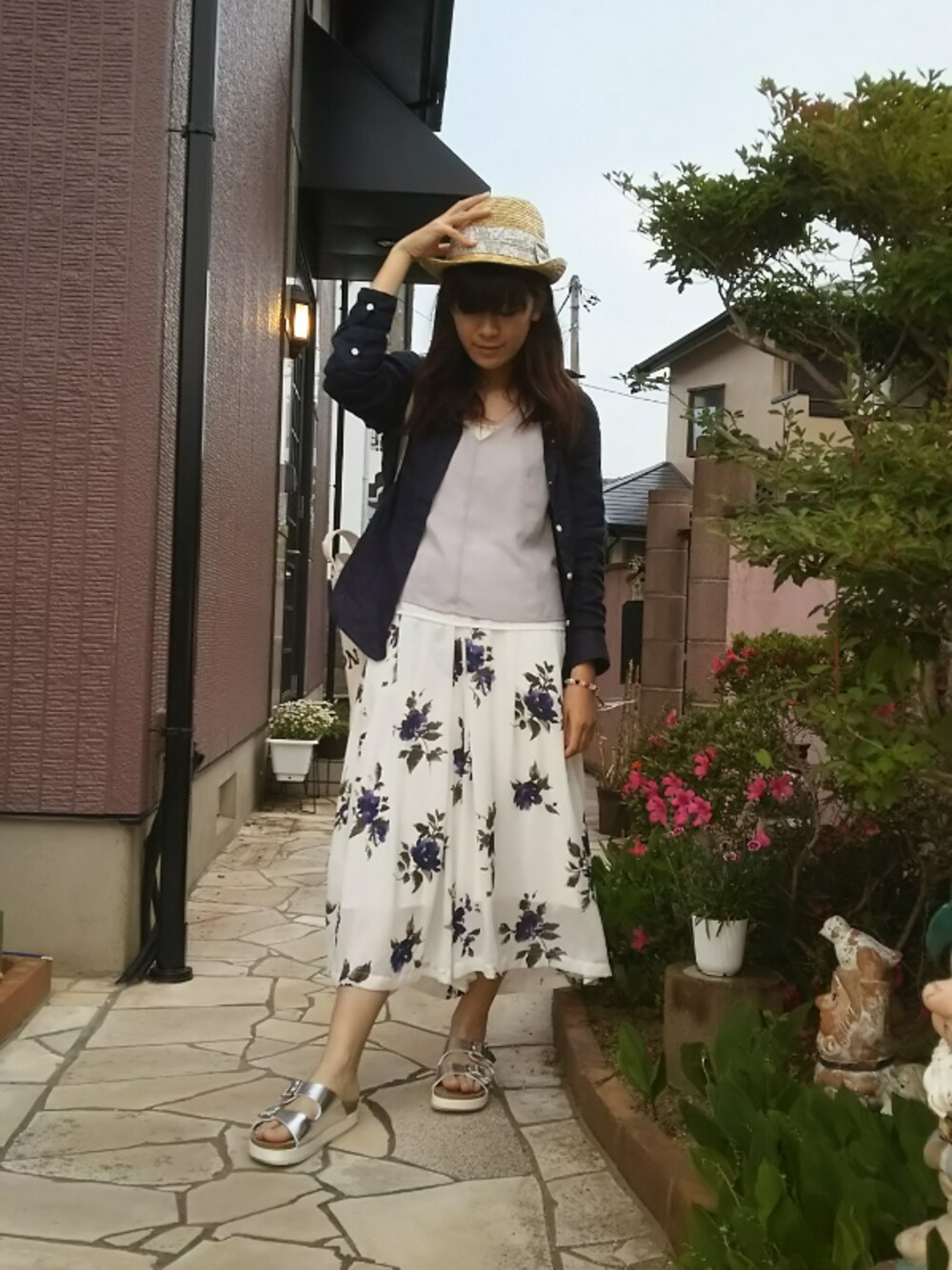 ブルー系のシャツ/ブラウス、ホワイト系のショルダーバッグ、ホワイト系のその他パンツを着用したレディースの夏コーディネートの1枚目の写真