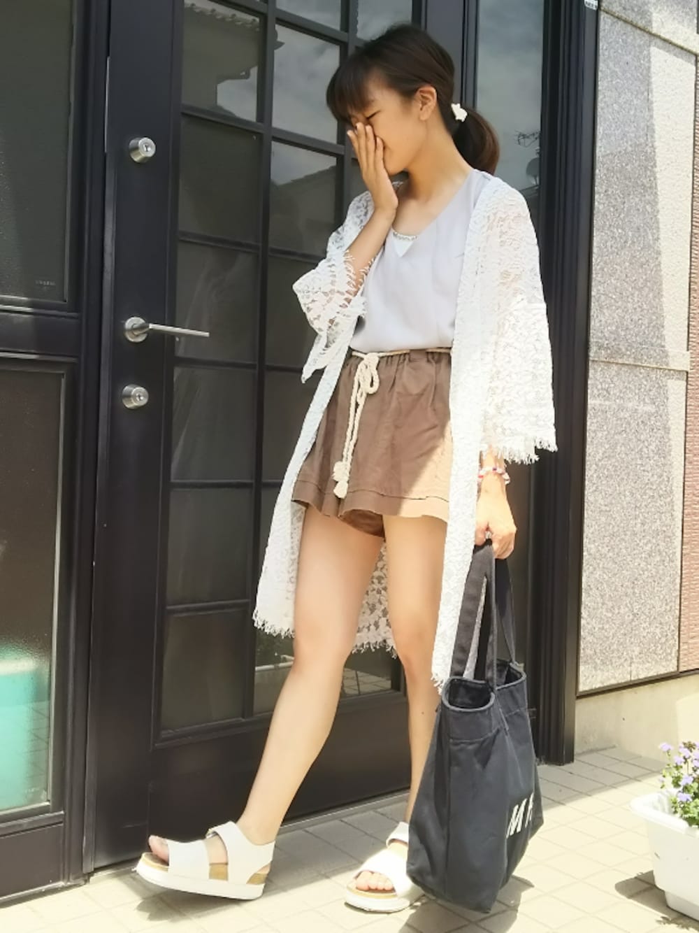 グレー系のTシャツ/カットソー、ホワイト系のその他アウター、ホワイト系のサンダルを着用したレディースの夏コーディネートの1枚目の写真