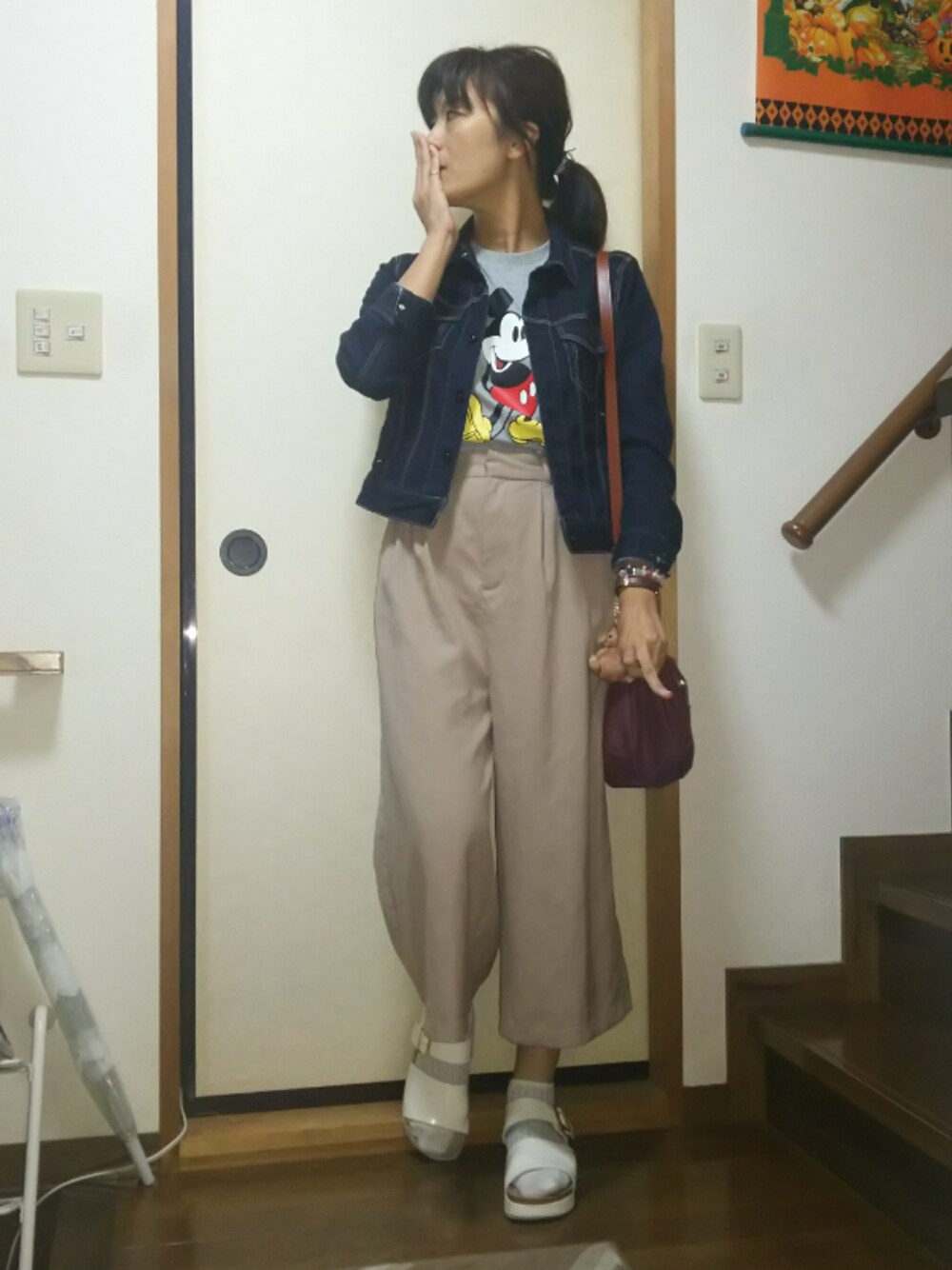 ホワイト系のサンダル、ブルー系のブルゾン、レッド系のショルダーバッグを着用したレディースの秋コーディネートの1枚目の写真