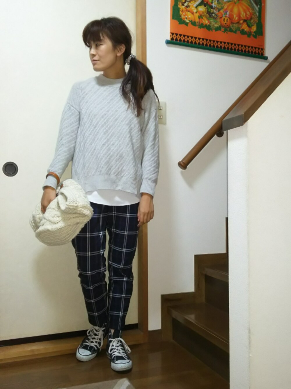 グレー系のニット/セーター、ホワイト系のタンクトップ、ブルー系のその他パンツを着用したレディースの秋コーディネートの1枚目の写真