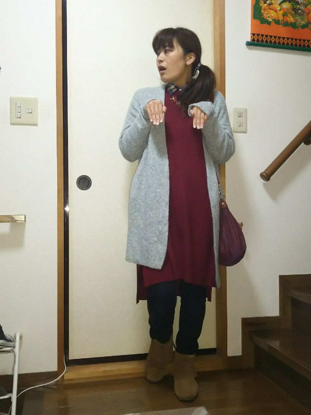 レッド系のニット/セーター、グレー系のカーディガン/ボレロ、ブラウン系のシューズを着用したレディースの秋コーディネートの1枚目の写真
