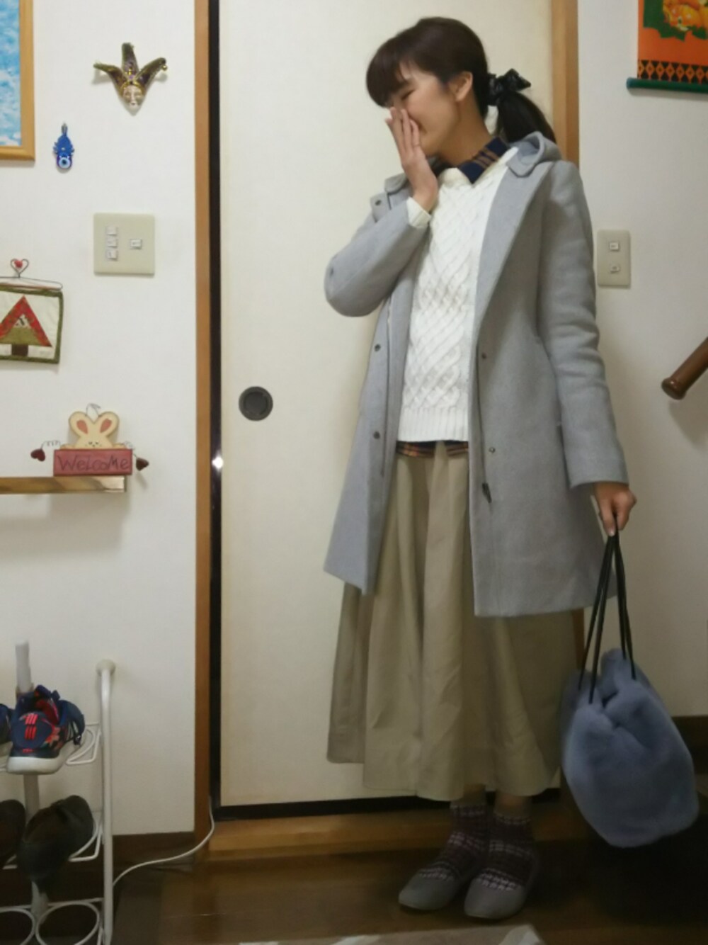 ホワイト系のニット/セーター、イエロー系のシャツ/ブラウス、グレー系のその他アウターを着用したレディースの冬コーディネートの1枚目の写真