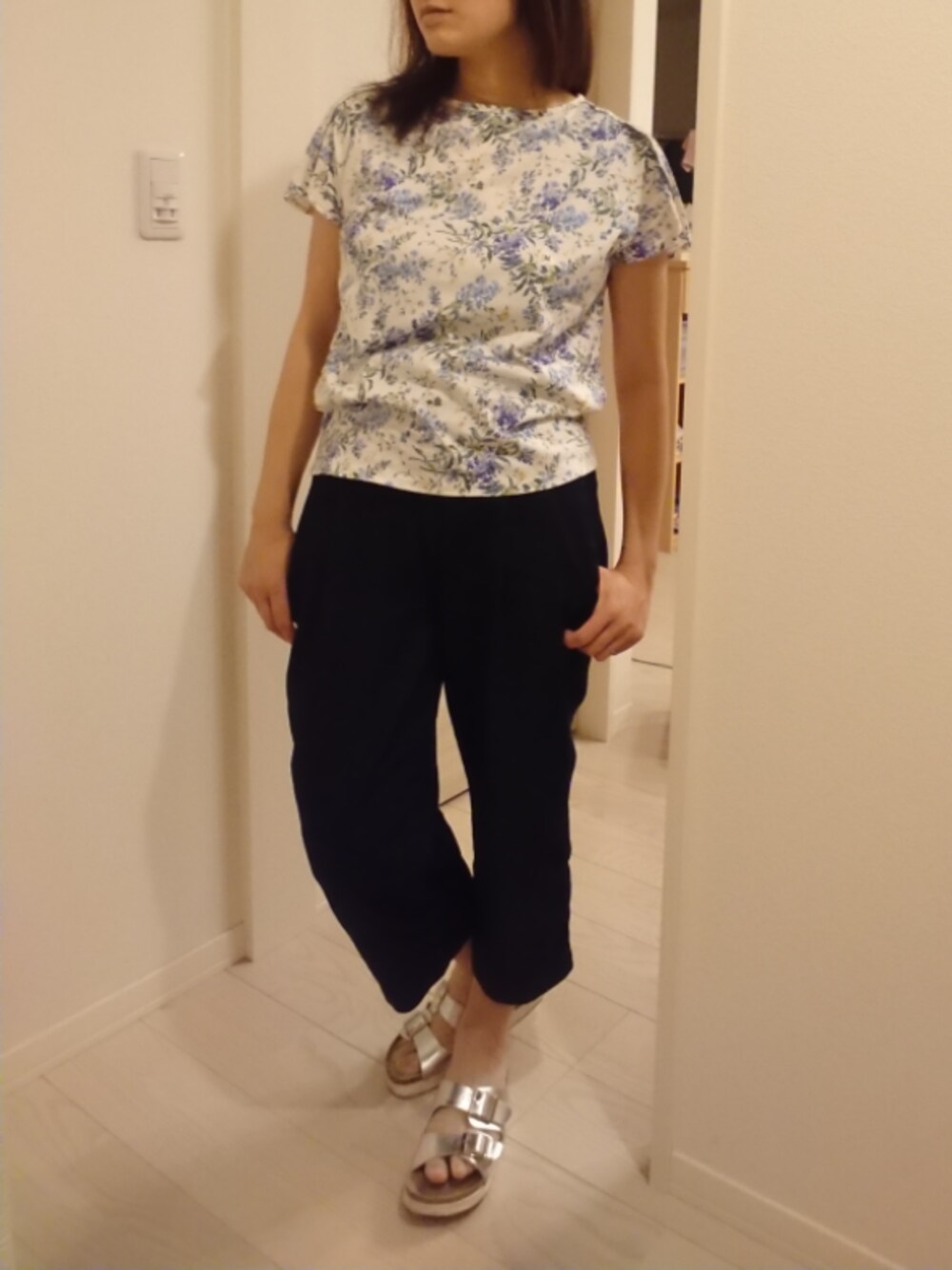 ホワイト系のTシャツ/カットソー、ブルー系のデニムパンツ、シルバー系のサンダルを着用したレディースの夏コーディネートの1枚目の写真