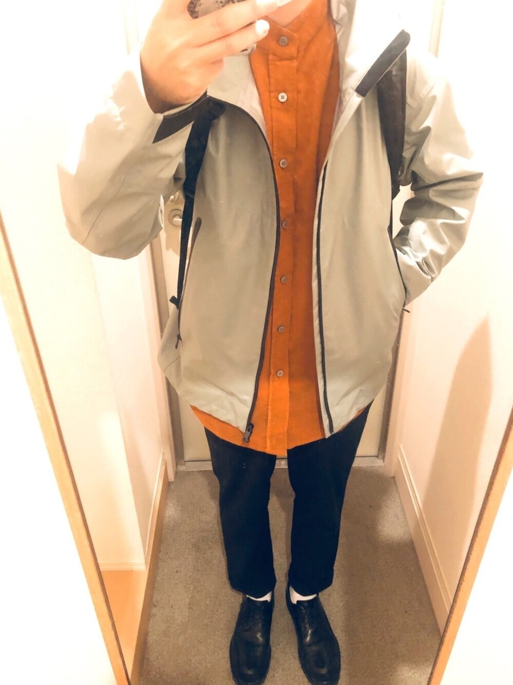 「秋冬コーデ、コーデュロイ、カジュアル、大人カジュアル、UNIQLO、今日のコーデ、雨、お洒落さんとつながりたい、ユナイテッドトウキョウ」｜「UNITED TOKYOの３レイヤーシームテープマウンテンパーカー/ナイロンジャケット（ブルゾン、グリーン系）」を使った、tAKEHIrOさん（メンズ・172cm）の秋コーディネートの1枚目の写真