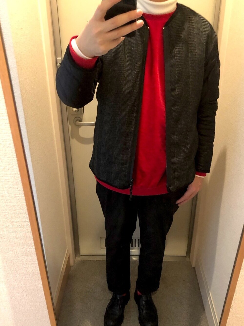 ブラック系のブルゾン、レッド系のトップス、ブラック系のパンツを着用したメンズの冬コーディネートの1枚目の写真