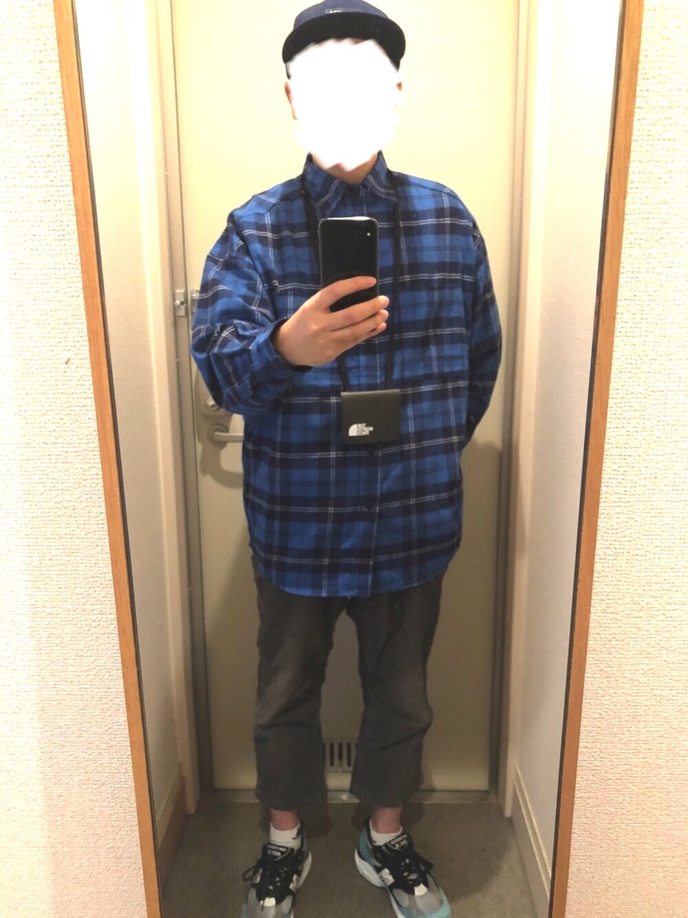 「休日スタイル、コーデュロイパンツ、シャツスタイル、キャップ、スニーカーコーデ、カジュアル、チェック」｜「FREAK'S STOREのWEB限定 Relax Fit チェック ネルシャツ/セットアップ対応（シャツ/ブラウス、ブルー系）」を使った、tAKEHIrOさん（メンズ・172cm）の冬コーディネートの1枚目の写真
