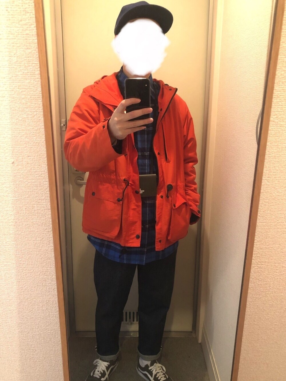 「カジュアル、冬コーデ、シャツスタイル、UNIQLO、キャップ、今日のコーデ、スニーカー」｜「DRESSTERIORのアイテム（マウンテンパーカー、オレンジ系）」を使った、tAKEHIrOさん（メンズ・172cm）の冬コーディネートの1枚目の写真