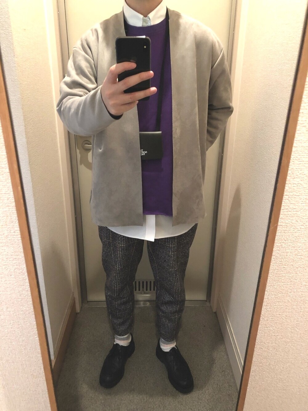 「シンプル、大人カジュアル、カジュアルコーデ、カーディガン、ベスト、UNIQLO、革靴、春コーデ、おしゃれさんと繋がりたい」｜「WACHOのWACHO ビックシルエット クロップド スウェットベスト オーバーサイズ（ベスト、パープル系）」を使った、tAKEHIrOさん（メンズ・172cm）の冬コーディネートの1枚目の写真