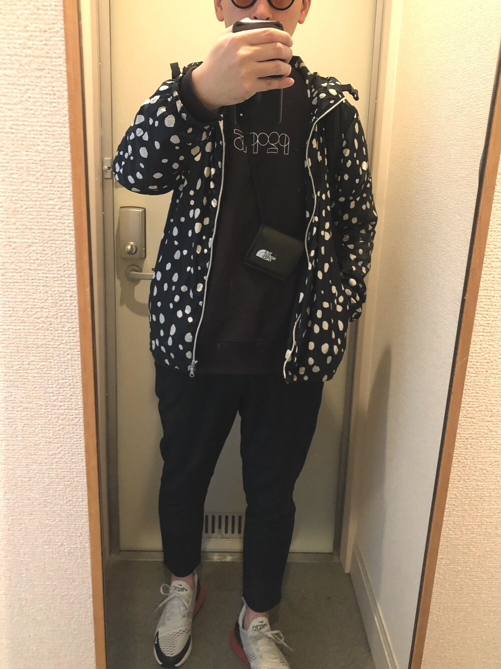 「カジュアル、シンプル、ストリート、スニーカー、NIKE」｜「NEW BALANCEの574S ストレッチウーブンパンツ（その他パンツ、ブラック系）」を使った、tAKEHIrOさん（メンズ・172cm）の冬コーディネートの1枚目の写真