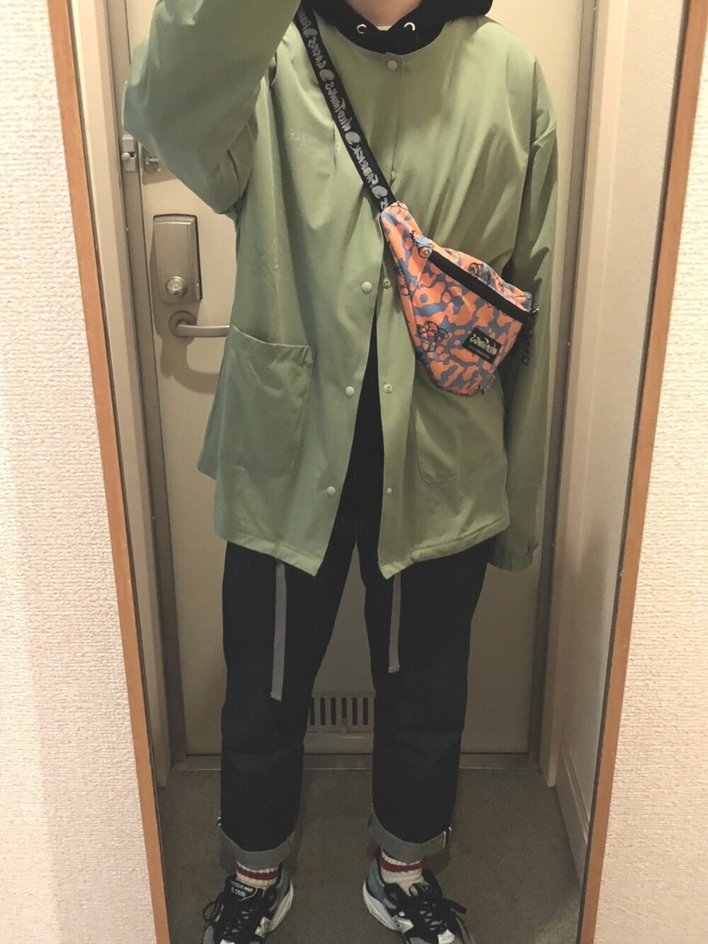 グリーン系のセットアップ、ブルー系のデニムパンツ、グレー系のスニーカーを着用したメンズの春コーディネートの1枚目の写真