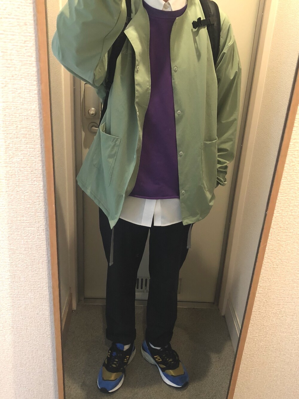 「シンプルコーデ、春コーデ、大人カジュアル、キレイめ、カジュアルコーデ、おしゃれさんと繋がりたい、ベスト×シャツ、スニーカー、ニューバランス」｜「DISCOATの【BURBANKCREEK】ユーティリティーストレッチセットアップ（3点セット）（セットアップ、グリーン系）」を使った、tAKEHIrOさん（メンズ・172cm）の春コーディネートの1枚目の写真