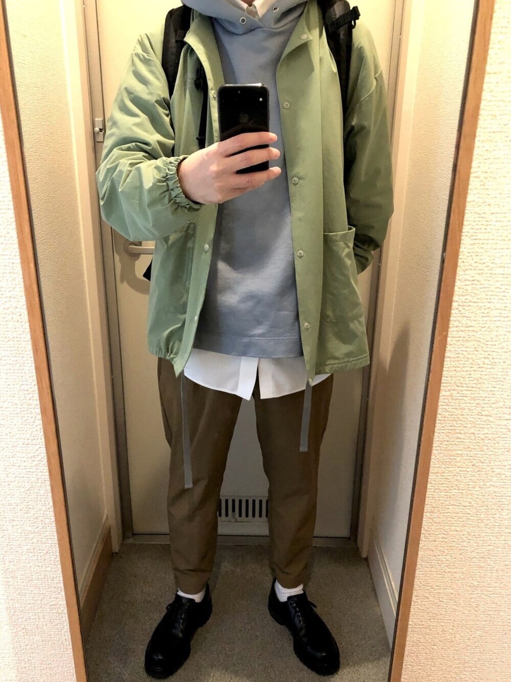 「シンプル、春コーデ、オーバーサイズ、レイヤードスタイル、パーカー、カジュアル、おしゃれさんと繋がりたい」｜「DISCOATの【BURBANKCREEK】ユーティリティーストレッチセットアップ（3点セット）（セットアップ、グリーン系）」を使った、tAKEHIrOさん（メンズ・172cm）の春コーディネートの1枚目の写真