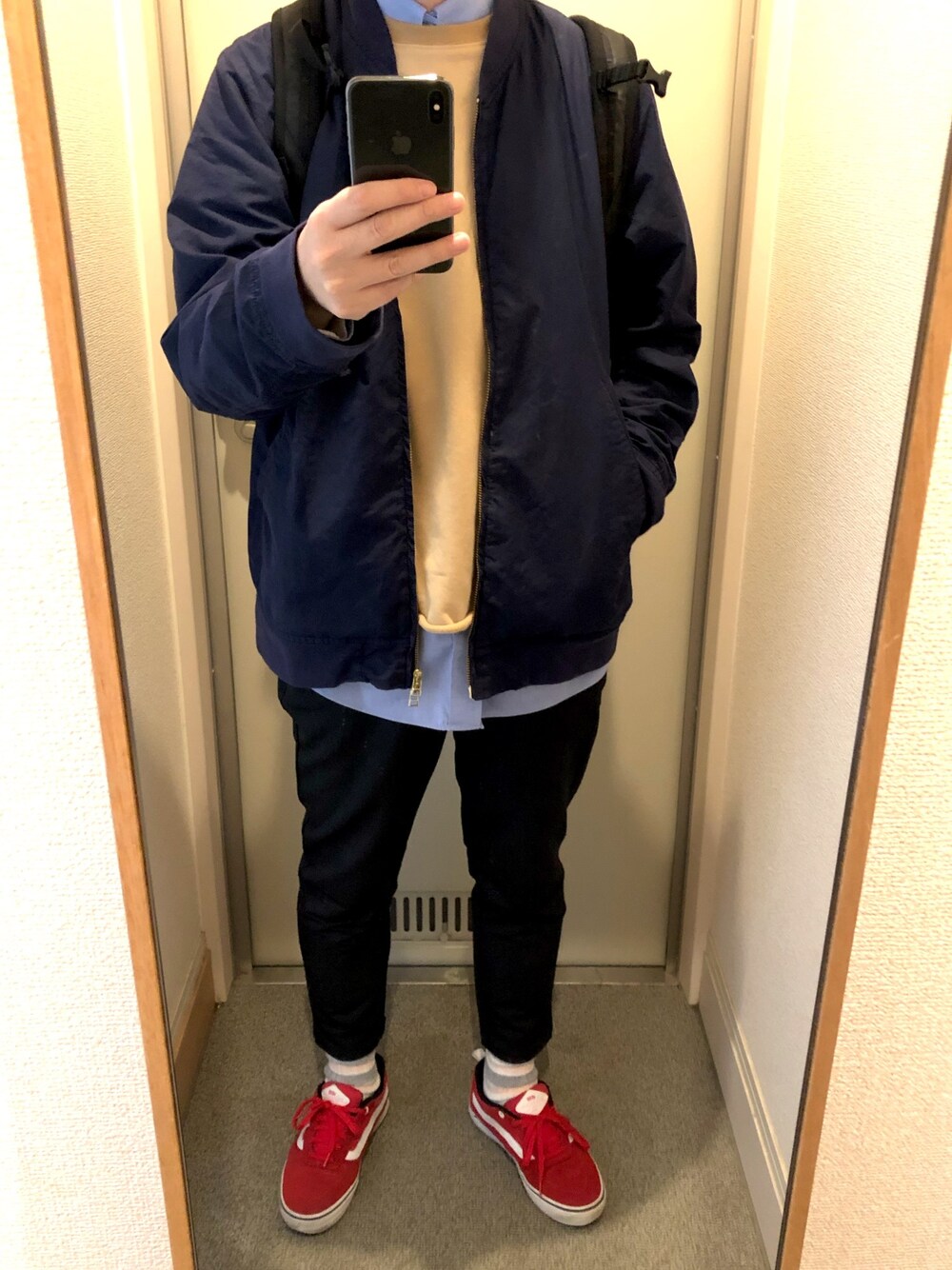 「シンプルコーデ、カジュアル、スニーカー、VANS、ベスト、ストリートコーデ、おしゃれさんと繋がりたい」｜「BASISBROEKのアイテム（ジャケット/アウター、ブルー系）」を使った、tAKEHIrOさん（メンズ・172cm）の春コーディネートの1枚目の写真